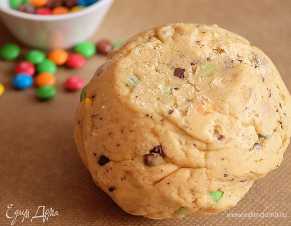 Окончательно замесить тесто уже руками, но долго не мешать! Сформировать шар, обернуть пищевой пленкой и поместить тесто в холодильник минимум на 4 часа.
Через указанное время наше тесто готово!