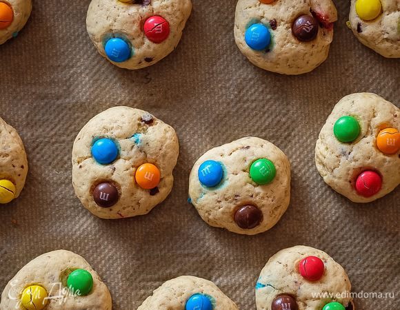 Печенья нужно класть на большом расстоянии друг от друга, потому что при выпечке они заметно увеличиваются в размерах. Ставим в нагретую духовку на 12-13 минут. Не больше! Печенье не должно начать поджариваться, оно остается белым. Некоторые конфетки могут треснуть — это нормально.