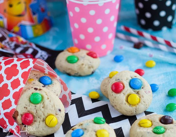 Остудить печенья на противне в течение 10 минут, затем на решетке до полного остывания. Хранить в герметичном контейнере при комнатной температуре.