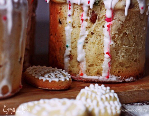 Смазать формы растительным маслом (у меня были бумажные — куличи отлично потом вынулись), выложить в каждую тесто на 1/3 формы, дать подойти еще 1 час.

Выпекать первые 10 минут при 100°C, потом еще 30 минут при 180°C. 

Готовым куличам дать хорошо остыть, лучше оставить их на ночь, а уже на следующий день украшать.