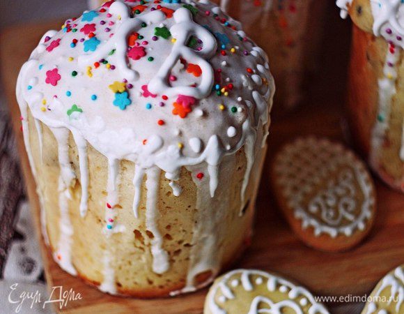 Готовим глазурь.

Взбить белки, добавить сах.пудру, лим.сок, воду, взбить. Полить полностью остывшие куличи глазурью и украсить посыпкой. Эта глазурь получается довольно жидкой, поэтому я сделала еще белковую массу, как на меренги, и украсила ею верх куличей.

Приятного аппетита! =)