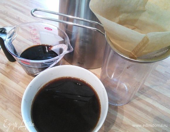 Установить более глубокую емкость с фильтром, чтобы он не провалился я поместила его в сито. 