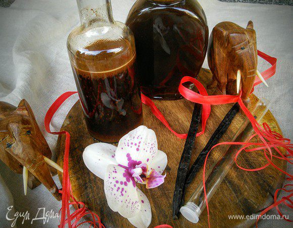 Разлить по чистым сухим бутылочкам. Насыщенный ванильный экстракт готов. 