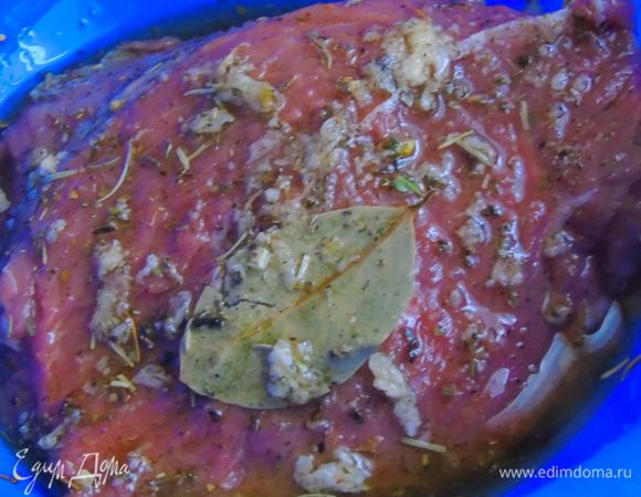 Мясо хорошенько обмазать маринадом и втереть, "сделать массаж".