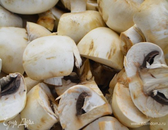 Грибы хорошо помыть. Большие разрезать пополам. Сложить в кастрюлю. Маленькие оставить целиком.