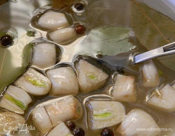Приготовить маринад: смешать в миске воду, уксус, растительное масло, соль, сахар, перец и лавровый лист. Чеснок разрезать на 2-3 части и добавить к маринаду.