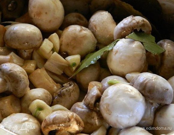 Вылить маринад на грибы и поставить на огонь.
Не пугайтесь, что маринада будет мало, грибы дадут сок!