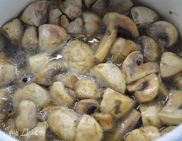 Как маринад закипит, убавить огонь. И варить на слабом огне 4 минуты. Снять с огня и вынести в прохладное место для остывания.