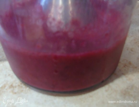 Смородину пюрировать блендером.