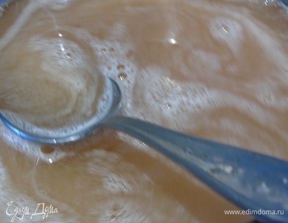 Вино смешиваем с сахаром и нагреваем.