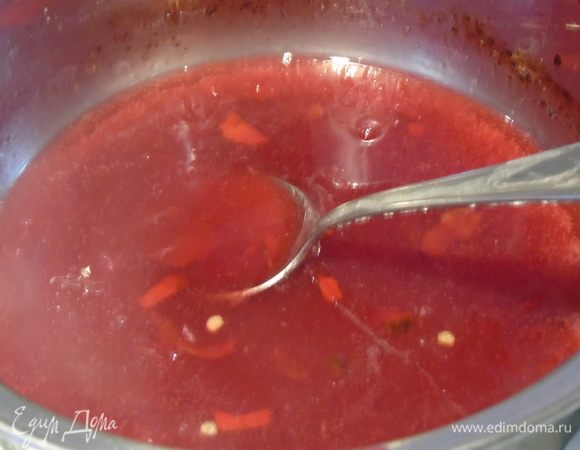 Добавляем перетертую смородину и нарезанный перец чили, который кладите по вкусу, у меня не любят сильно остро, поэтому положила 1/4 шт, доводим до кипения и варим до легкого загустения.