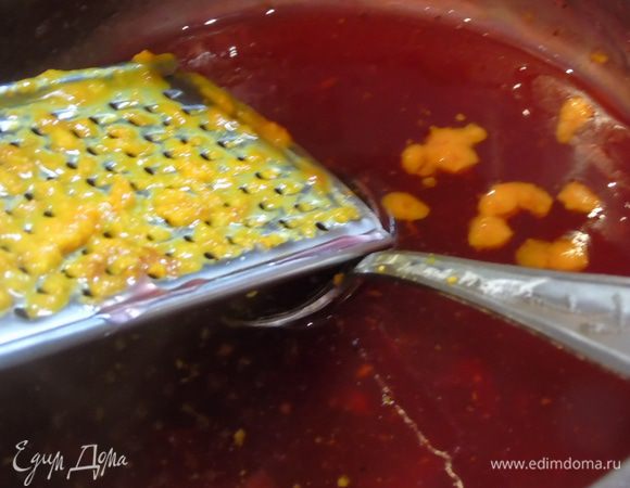 Всыпаем мяту и цедру апельсина, перемешиваем и соус готов.