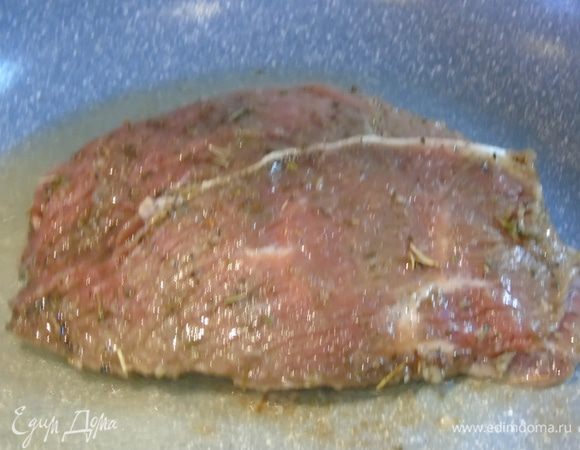 Мясо обжариваем со всех сторон до золотистости...