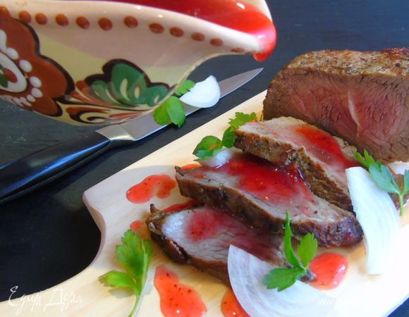 Нарезаем и, поливая соусом, подаем.