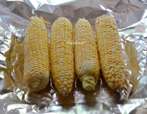 Очистить свежую кукурузу от початка. Выложить на фольгу.