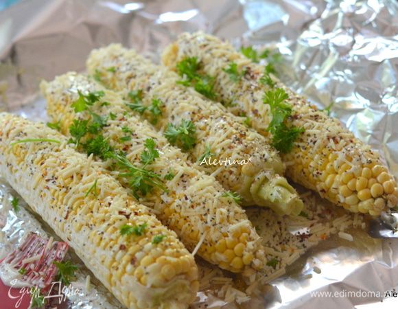 Посыпать специями, протертым пармезаном, свежой петрушкой.