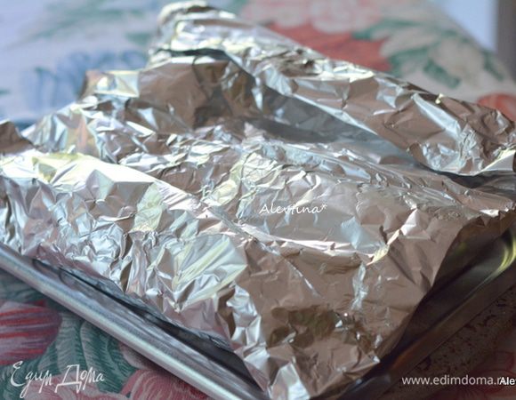 Закрыть сверху фольгой и готовить на разогретом гриле 10 мин. сторона. В духовке 10-15 мин.
Можно каждую кукурузу завернуть отдельно в индивидуальный пакет из фольги.