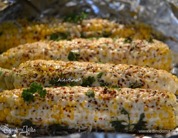 Снять фольгу и подавать к столу. Очень вкусная кукуруза. Я не ем майонез, но тут он просто великолепен.
Приятного аппетита.