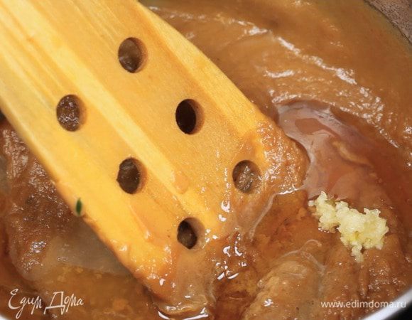 Добавить кунжутное масло, сок лайма, чеснок и перемешать. Прожарить пару минут.