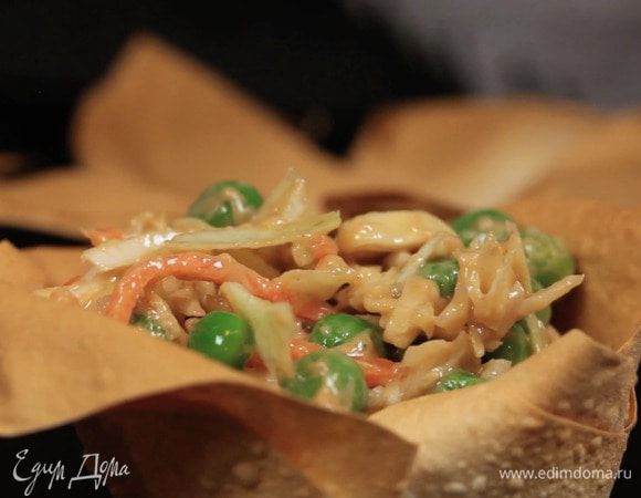 Подавать можно как в общем салатнике, так и в тарталетках. Я сделала корзиночки из теста фило.