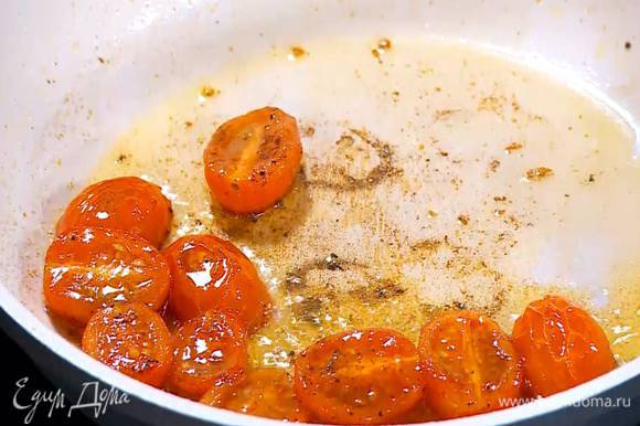 Разогреть в сковороде 1 ст. ложку оливкового масла и немного обжарить помидоры, затем полить их медом и дать им закарамелизироваться.