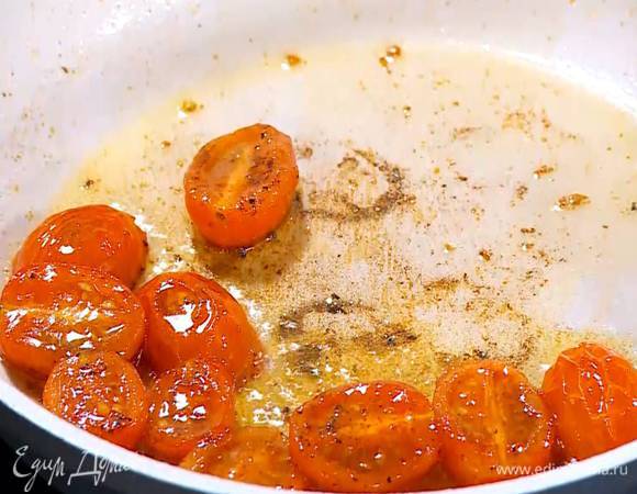 Разогреть в сковороде 1 ст. ложку оливкового масла и немного обжарить помидоры, затем полить их медом и дать им закарамелизироваться.