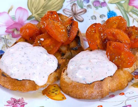 Подсушенный хлеб сбрызнуть оставшимся оливковым маслом, выложить обжаренные помидоры и йогуртовый крем, все посолить.