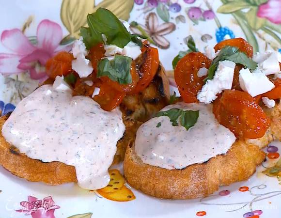 Фету поломать руками и выложить на тосты, сверху украсить листьями базилика, порванными руками.