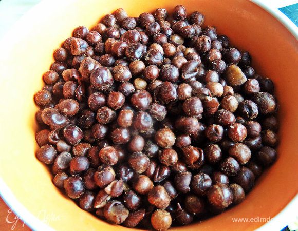 Замачиваем на несколько часов как обычный горох, фасоль или нут. Сливаем воду, заливаем свежей. Варим около часа с солью.