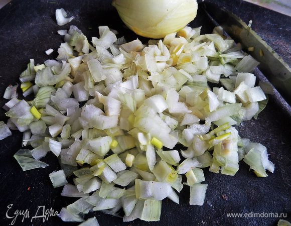 Две луковицы или одну большую мелко нарубить.