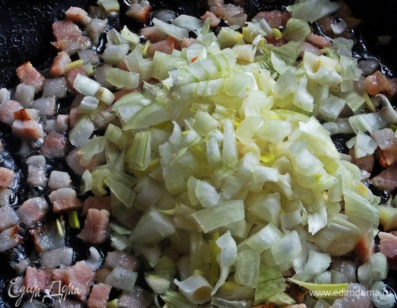 Высыпать к мясу в сковороду много лука.