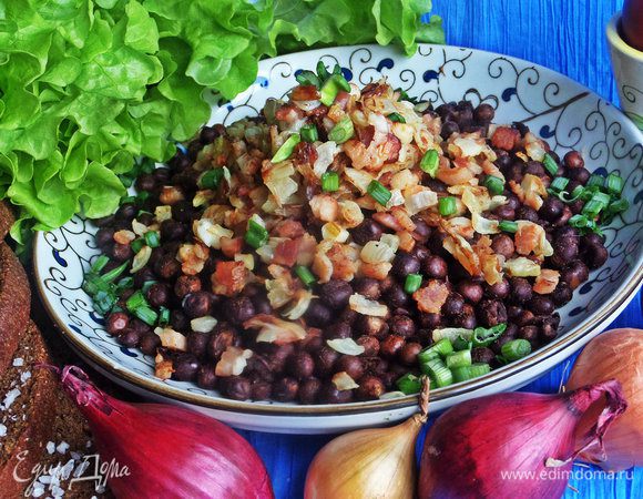 Подается горох в теплом виде на общем блюде горкой и поливается сверху поджаркой.