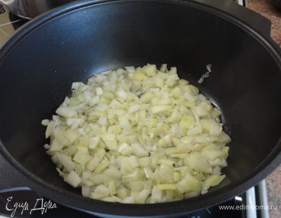 Лук нарезать мелкими кубиками, чеснок нарубить, томаты, консервированные в собственном соку протереть.
В глубокой сковороде или широкой кастрюле (как у меня) разогрейте 2 ст. ложки растительного масла и обжарьте лук до золотисто-прозрачного состояния. Добавьте чеснок, перемешайте.
