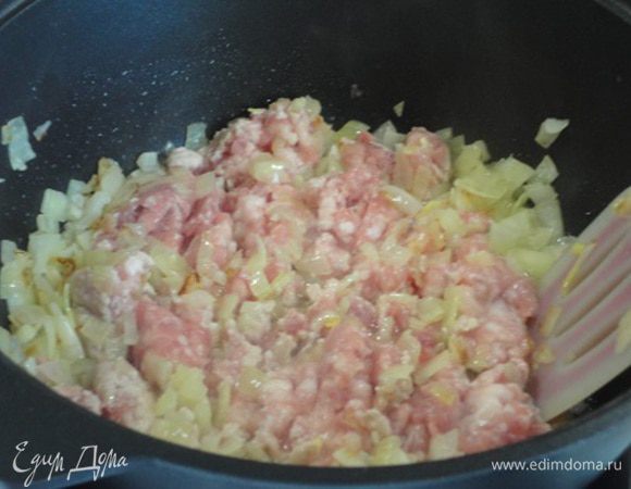 К луку добавьте фарш (у меня свиной), посолите, поперчите, добавьте любимые пряности. Перемешайте, слегка потушите, чтобы мясо только побелело.