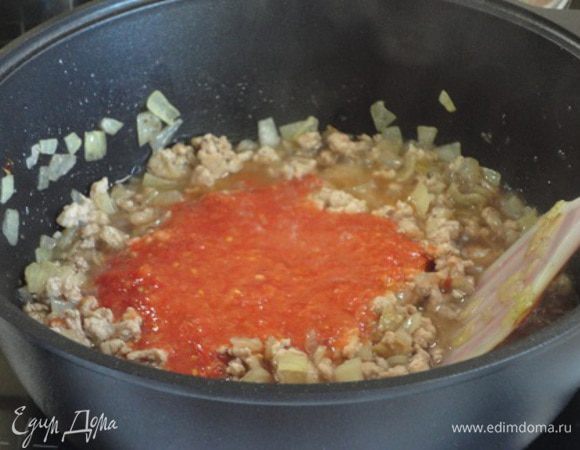 Добавьте красное вино и томаты. Перемешайте, дайте закипеть и тушите минут 20-30 под крышкой. В итоге получится очень ароматный, с богатым вкусом соус.