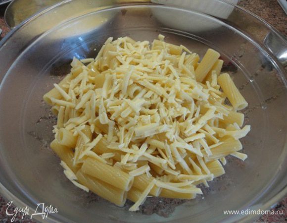 За это время отварите тортильони не более 5 минут, слейте воду и смешайте с оливковым маслом и горстью тертого сыра. Лучше потереть помельче, чем у меня.