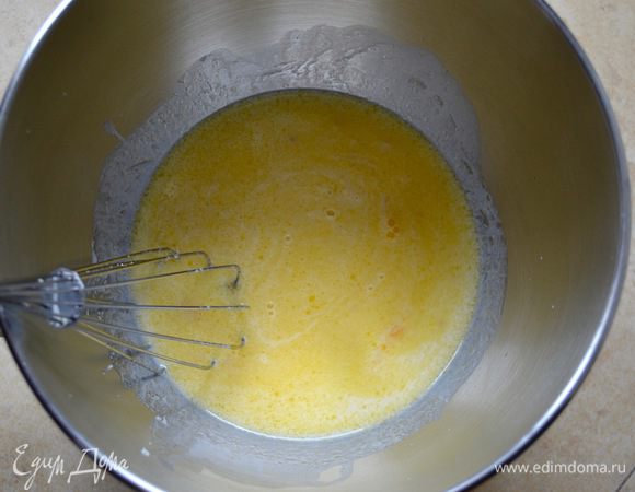 В большую миску влить теплую воду и всыпать дрожжи, оставить на 5 минут, пока мы будем заниматься подготовкой всех других ингредиентов. Сливочное масло предварительно растопить и охладить до комнатной температуры. Добавить к дрожжам растопленное сливочное масло и мед. Перемешать веничком. Следом добавить молоко и яйцо (все комнатной температуры) и снова размешать все до однородности.