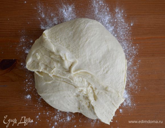 Постепенно добавляя просеянную муку замесить тесто. В самом конце положить соль. Месить тесто не менее 8 минут. Это можно сделать вручную, а можно замесить с помощью тестомешалки.