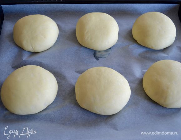 Накрыть булочки пленкой (или кухонным полотенцем) и оставить на расстойку еще на 1 час.