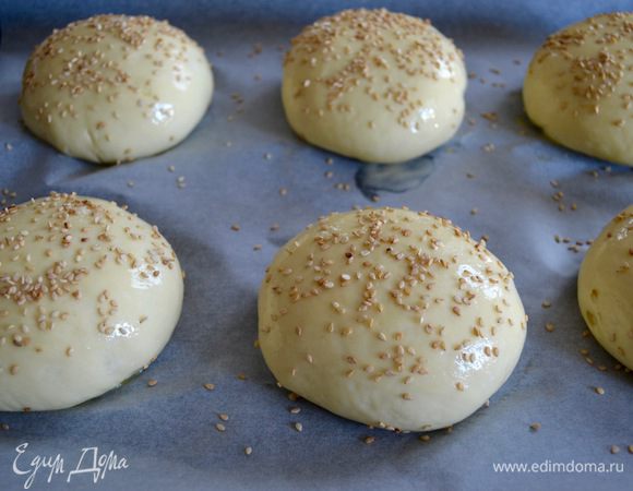 Я выпекаю сначала один противень с булочками, а потом второй.