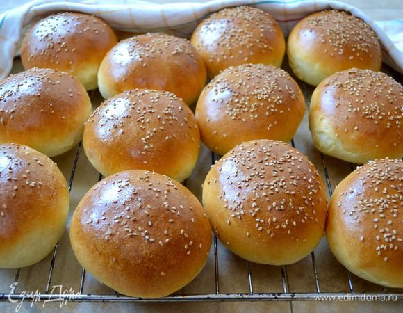Готовые булочки остудить на решетке. Диаметр булочек 9 см.
