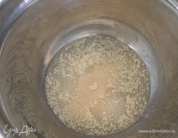 Я делала и даю ингридиенты на полпорции, но советую делать всю порцию сразу! И так, заливаем дрожжи теплой водой, отставляем минут на 5-7.