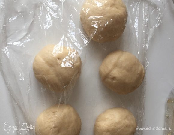 Вымесим его и разделим на 5 частей (у меня по 85 г каждая). Каждую скатаем в шар. Накроем и пусть отдохнут минут 7.