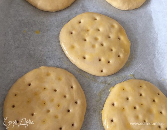 Разогреваем духовку до 180°C. Делаем на каждой лепешке проколы. Смазываем желтком или яйцом.