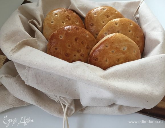 Выпекаем минут 15-20 до красивого загара! Немного остужаем и можно кушать! Ах, только прежде чем откусить, обязательно уткнитесь носом в эту лепешечку — может, это и не очень эстетично это выглядит, но просто грех не вдохнуть такой аромат!!!