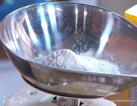 Муку перемешать с разрыхлителем и солью.