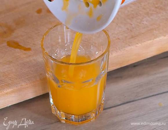 Цедру апельсина натереть на мелкой терке, выжать 150 мл сока.
