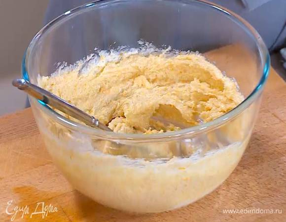 Соединить 180 г предварительно размягченного сливочного масла с сахаром и апельсиновой цедрой, все перемешать в однородную массу, затем добавить одно яйцо, 1 ст. ложку муки, вымешать, добавить второе яйцо и еще раз перемешать.