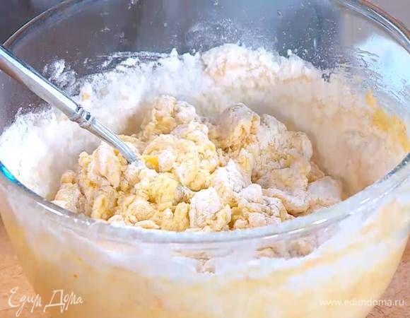 Ввести оставшуюся муку и вымешать тесто.