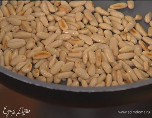 Кедровые орехи подсушить на разогретой сковороде.